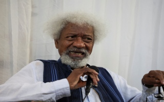 الصورة: بسبب ترامب.. الفائز بجائزة نوبل سوينكا: لقد ألغوا تأشيرة دخولي لأميركا