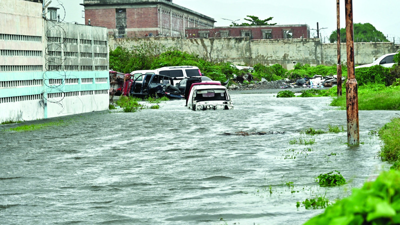 شارع غمرته المياه في العاصمة الجامايكية كينغستون. إي.بي.إيه