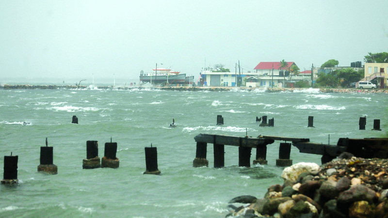 أمواج عاتية تضرب ساحل جامايكا مع اقتراب الإعصار. رويترز