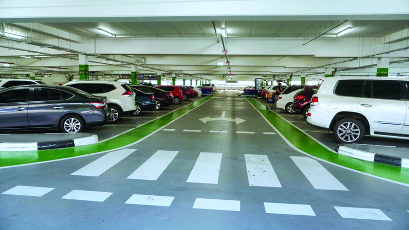 مستهلكون: زيادة مساحة الموقف تسهم في تسهيل الوقوف وتجنب أضرار المركبات. تصوير: أشوك فيرما