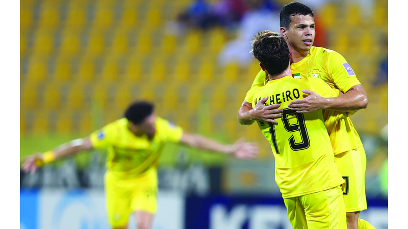 آمال الوصلاوية معقودة على فابيو ليما لهز شباك خورفكان. تصوير: سالم خميس