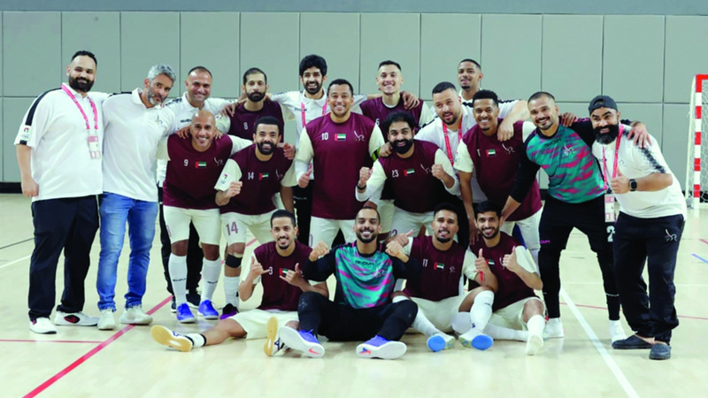 بدر مع زملائه في فريق الإقامة وشؤون الأجانب - دبي. من المصدر