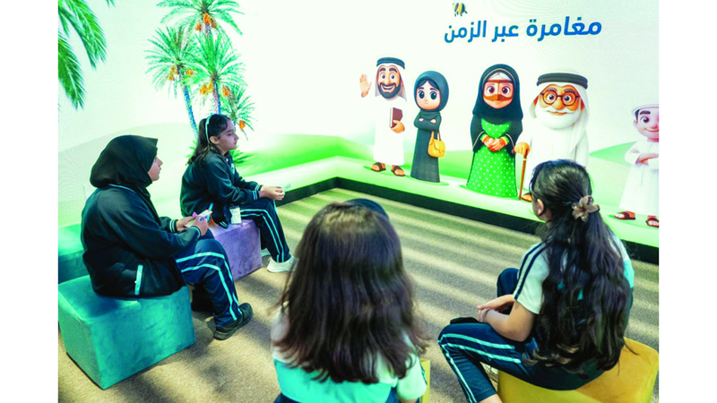 زوار المعرض الصغار يستمتعون بحكاياته. الإمارات اليوم