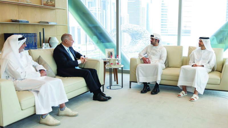 مكتوم بن محمد خلال لقائه جورج الحديري. من المصدر