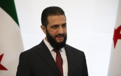 الصورة: اجتماع "تسليم المفاتيح".. الشرع يجرد موظفين من سيارات فارهة