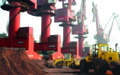 الصورة: الطلب على المعادن النادرة يفاقم الخلافات السياسية والضغوط البيئية