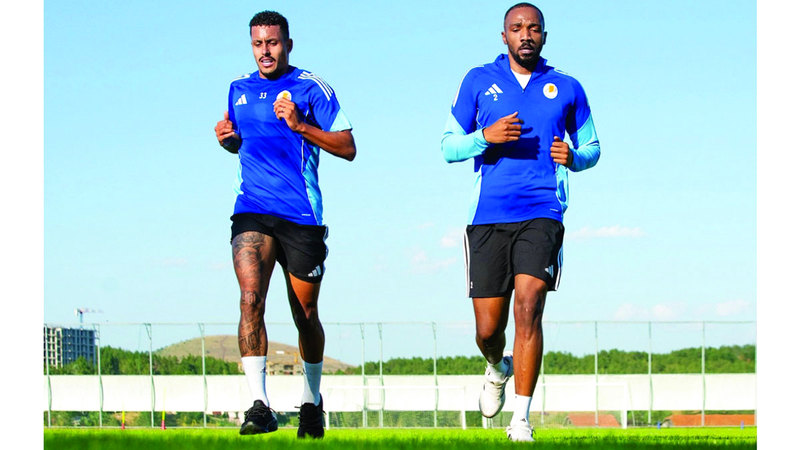 عبدالرحمن راكان (يمين) خلال تدريباته في نادي عجمان. من المصدر