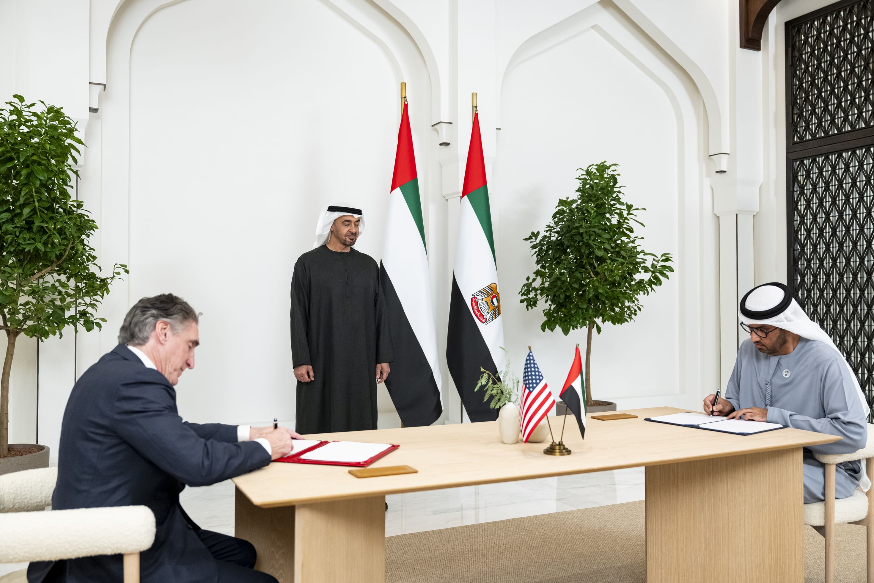 رئيس الدولة يبحث العلاقات الثنائية مع رئيس المجلس الوطني الأمريكي للطاقة