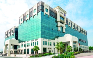 الصورة: أوروبي يوقّع على عقد مديونية بـ 1.74 مليون درهم بدلاً من «شراكة استثمارية»     