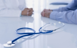 الصورة: «أبوفادي» يحتاج إلى جراحة عاجلة بـ 72.7 ألف درهم