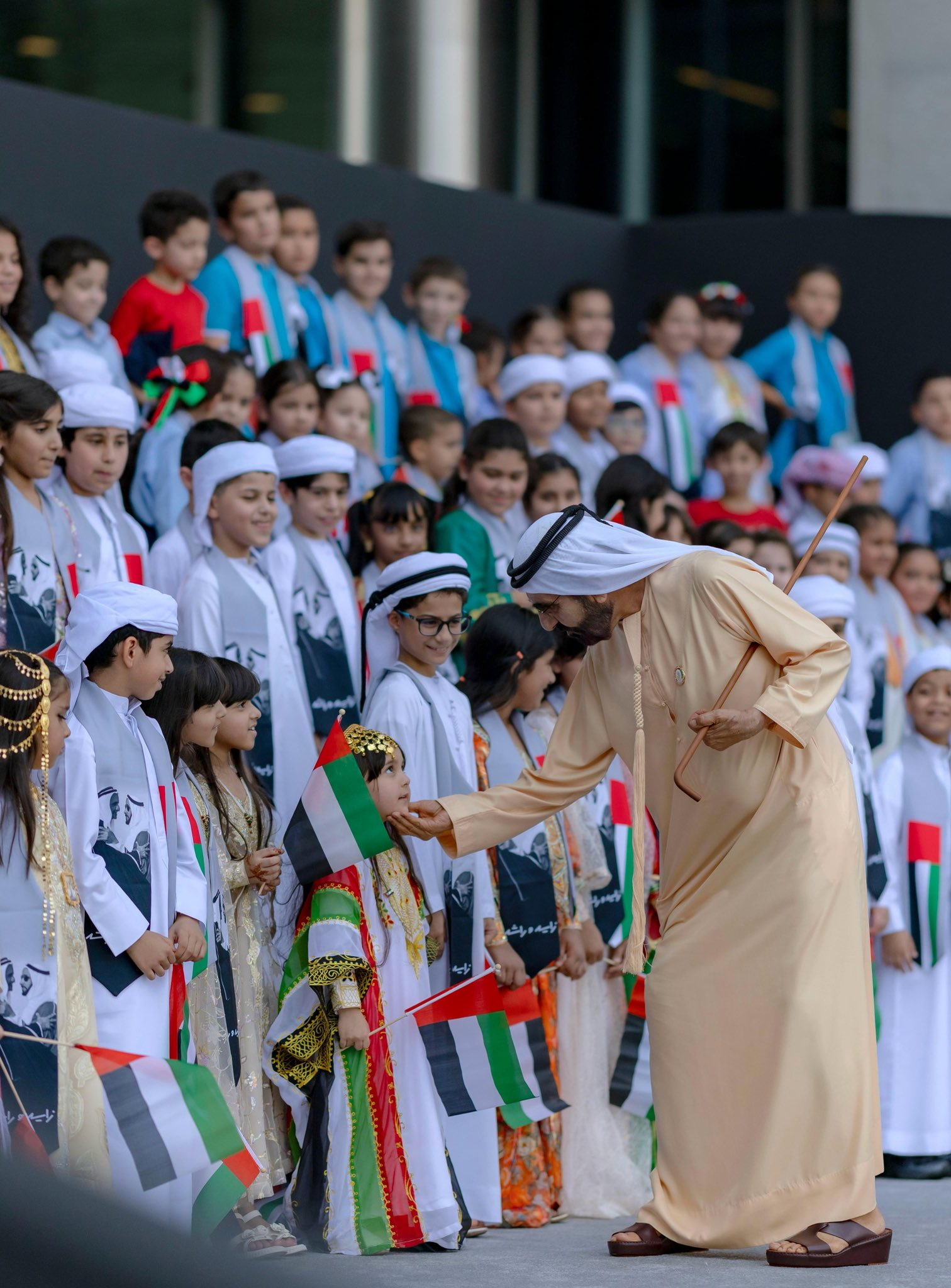 محمد بن راشد: علم الإمارات رمز كرامتنا ووحدتنا وراية عزنا وفخرنا ورمز اتحادنا ووحدتنا