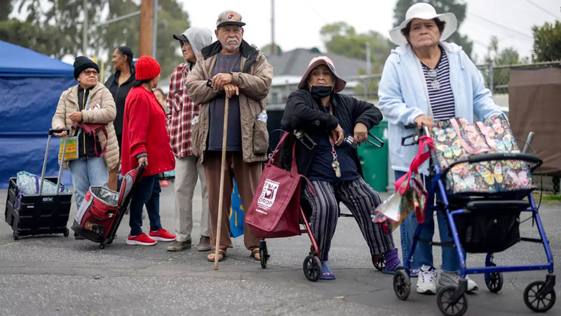سكان يصطفون في أحد الطوابير أمام مركز لتوزيع المساعدات. من المصدر