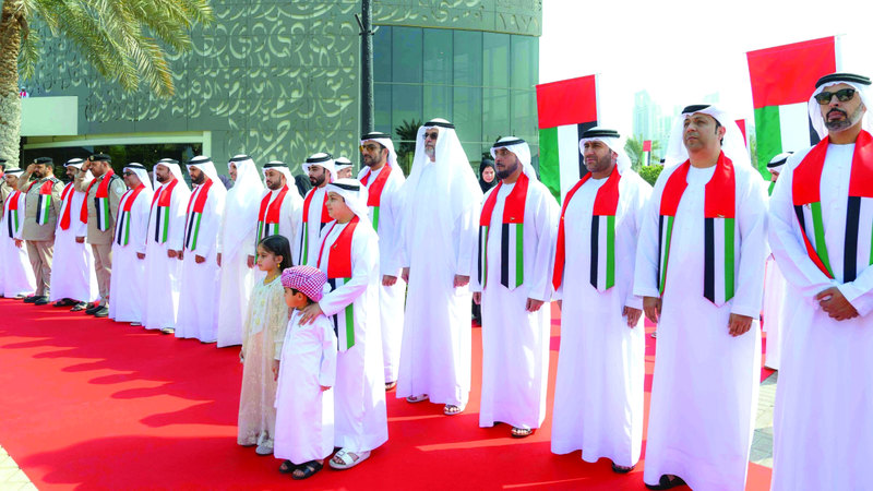 ولي عهد الشارقة وسلطان بن أحمد القاسمي خلال مراسم «يوم العَلَم». وام