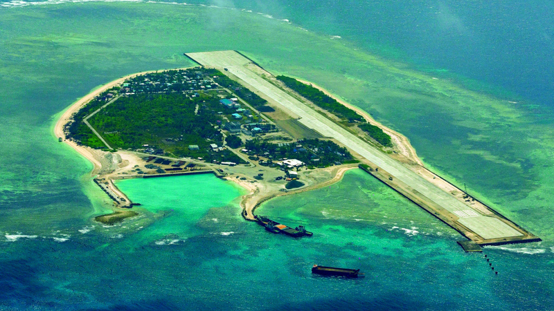 الجزر الجديدة تضم موانئ ومهبط طائرات بطول ميلين لاستيعاب الطائرات العسكرية الكبيرة. رويترز