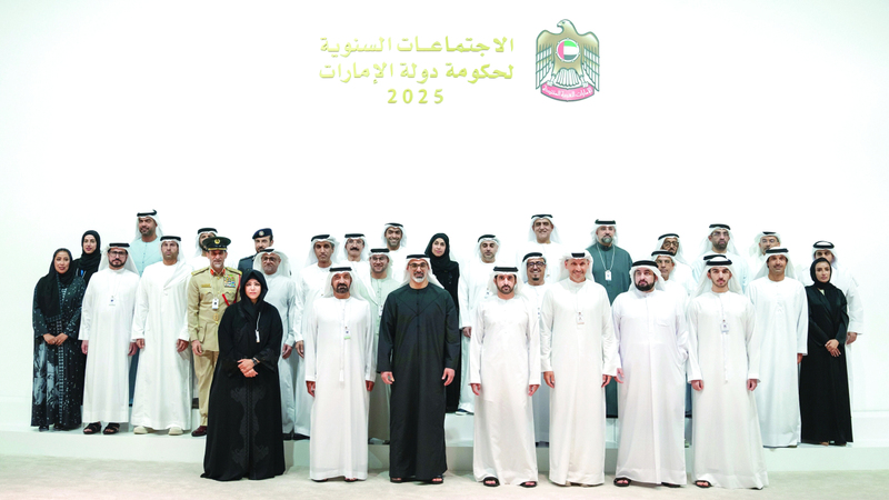 خالد بن محمد وحمدان بن محمد إلى جانب أعضاء المجلس التنفيذي لحكومة أبوظبي وأعضاء المجلس التنفيذي لحكومة دبي. وام