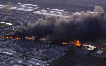 الصورة: تحطّم طائرة شحن قرب مطار لويفيل في الولايات المتحدة