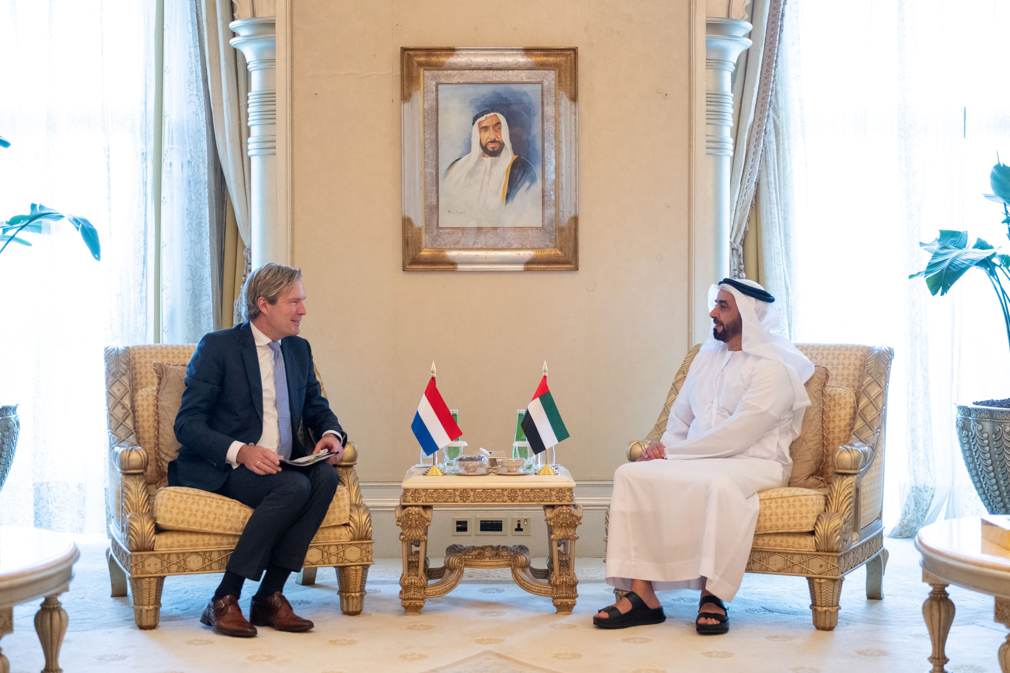 سيف بن زايد يلتقي وزراء داخلية على هامش اجتماع التحالف الأمني الدولي في أبوظبي