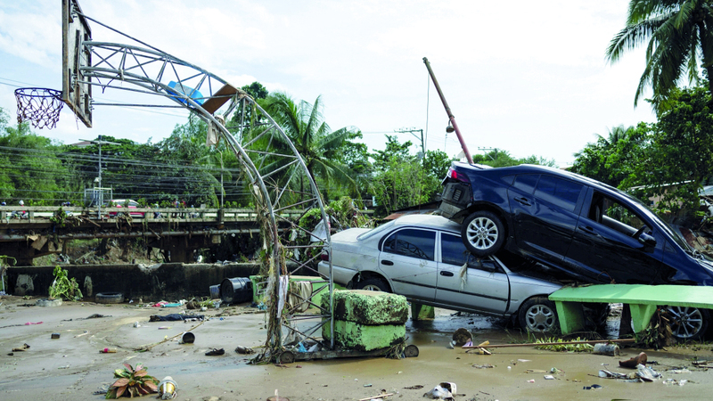 سيارتان متضررتان نتيجة الإعصار المدمر.  رويترز