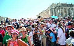 الصورة: بعد أوروبا.. آسيا تواجه «السياحة المفرطة» مع تركز السياح في مواقع محددة