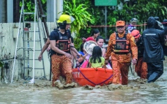 الصورة: إعصار «كالمايجي» يخلّف دماراً كبيراً في الفلبين