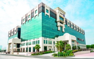 الصورة: إلزام موظفَين متواطئين مع محتال بسداد 146 ألف درهم لصاحب عملهما