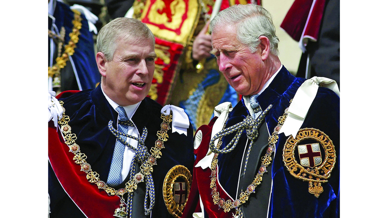 الملك تشارلز (يمين) مع شقيقه أندرو في احتفال رسمي. أرشيفية