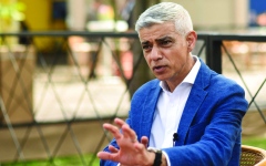 الصورة: انتقادات لعمدة لندن بسبب أسفاره الكثيرة جواً