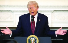 الصورة: إلزام البيت الأبيض بإعادة مترجمي لغة الإشارة إلى المؤتمرات الصحافية