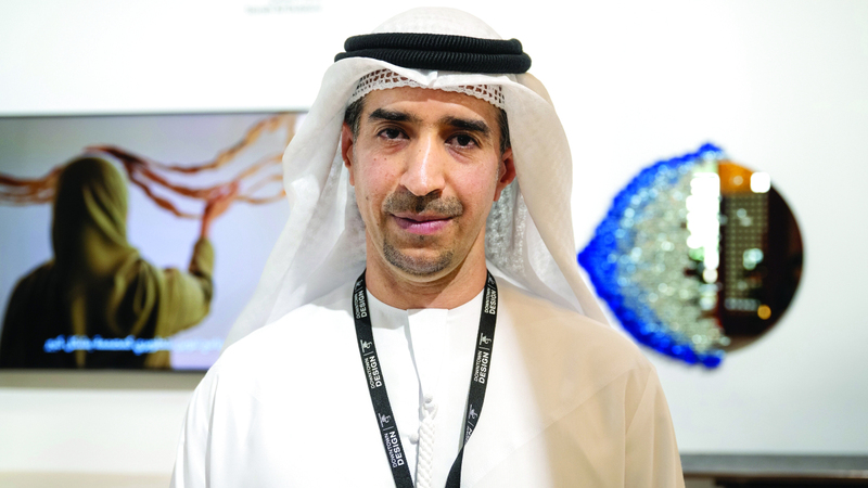 اختار المصمم ناصر الغاوي نواة التمر ليحولها إلى ثريات وطاولات تحمل جماليات غير مألوفة.