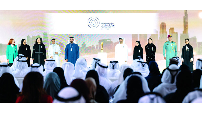 سيف بن زايد خلال تكريمه فِرَق الاتحاد التي تميزت بتحقيق إنجازات نوعية. من المصدر