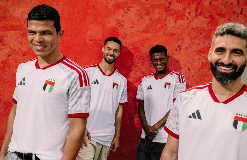 طقم المنتخب الجديد.. مستوى من الخط العربي في شعار اتحاد الكرة