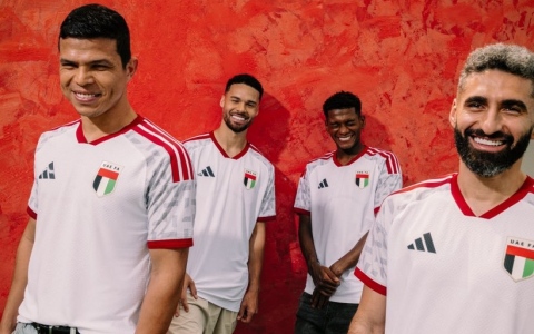 الصورة: طقم المنتخب الجديد.. مستوحى من الخط العربي في شعار اتحاد الكرة