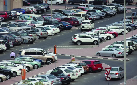 الصورة: صعوبة إيجاد «مواقف» في دبي تدفع سائقين إلى المخالفات وزيادة الزحام