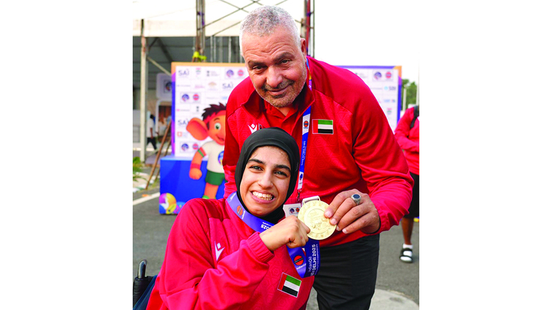 ذكرى الكعبي تحتفي بالميدالية الذهبية مع مدربها صلاح العيوني. من المصدر