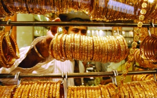 الصورة: عودة أسعار الذهب للارتفاع تحد من الطلب على المشغولات.. وإقبال على شراء السبائك