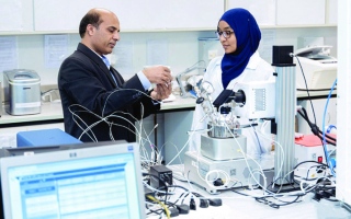 الصورة: براءة اختراع إماراتية لتحويل الماء إلى هيدروجين باستخدام الضوء