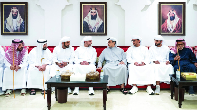 منصور بن زايد خلال تقديمه واجب العزاء في وفاة معتوق حربي بن ثنية العامري. وام