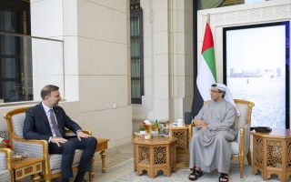 الصورة: منصور بن زايد والسفير اللبناني يستعرضان تعزيز التعاون