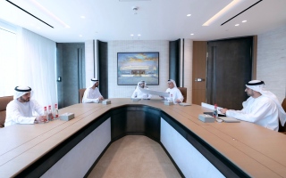 الصورة: حمدان بن محمد يطّلع على سير العمل في مشاريع تطوير البنية التحتية لشبكة الطرق ومستقبل التنقُّل في دبي