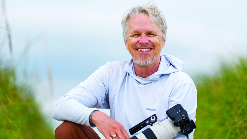 &laquo;جائزة صُنّاع المحتوى الفوتوغرافي&raquo; مُنحت للمصور والمخرج الأميركي، مارك سميث، أحد أبرز مصوّري الطيور والدارسين لحياتها وبيئتها على مستوى العالم.