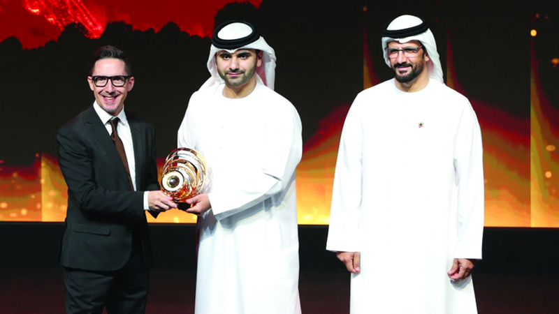 منصور بن محمد يكرّم المصور الإيطالي جيانلوكا جيانفيراري الفائز بالجائزة الكبرى. تصوير: زافير ويلسون