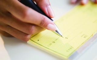 الصورة: الاسم والمهنة والعقوبة.. نشر بيانات المدانين بـ «شيكات مضروبة» يكرّس العدالة والردع