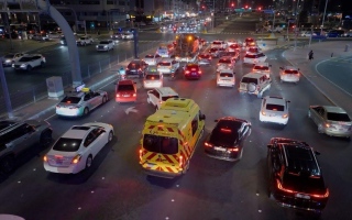 الصورة: "لا تتردد.. افسح الطريق فوراً" تدعو إلى توقف المشاة عند عبور مركبات الطوارئ