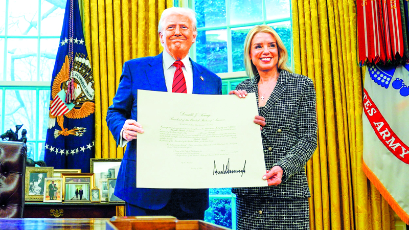 ترامب برفقة وزيرة العدل بام بوندي. رويترز