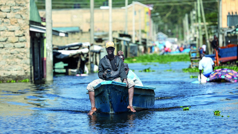 سكان عالقون بسبب مياه البحيرة.  إي.بي.إيه