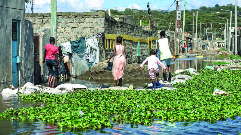 أطفال يلعبون قرب منزلهم في المنطقة المنكوبة. إي.بي.إيه