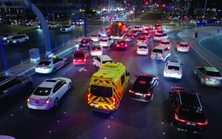 الصورة: «لا تتردد.. افسح الطريق» تدعو المشاة للتوقف عند عبور مركبات الطوارئ