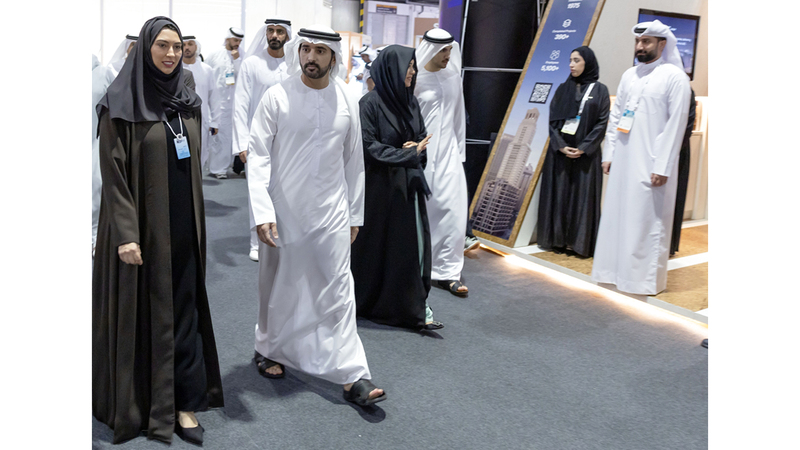 حمدان بن محمد ترافقه لطيفة بنت محمد خلال زيارة &laquo;معرض المتاحف&raquo;. من المصدر