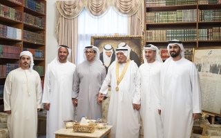 الصورة: منصور بن زايد يكرم أحمد خليفة السويدي بوسام الإمارات للثقافة والإبداع