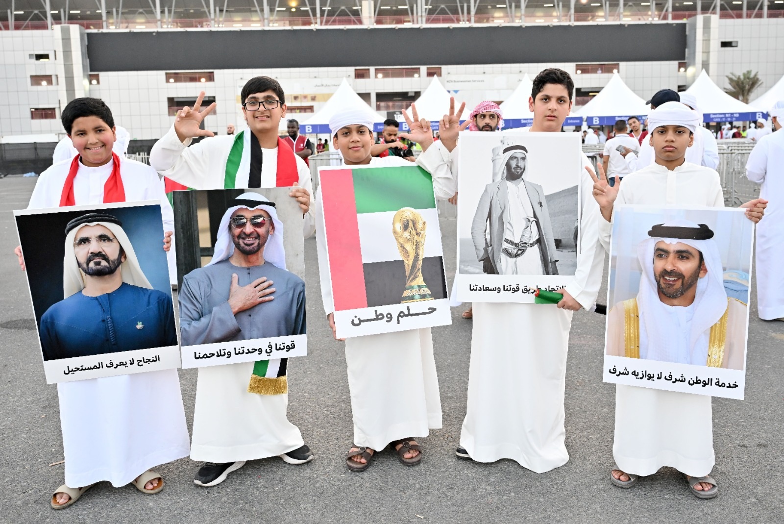 أطفال إماراتيون يرحبون بالجمهور العراقي في محيط استاد محمد بن زايد